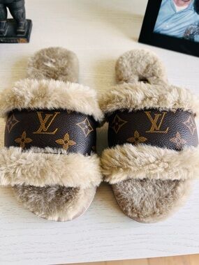 Source Unknown Brown Faux Fur Logo-Print Slide Slippers